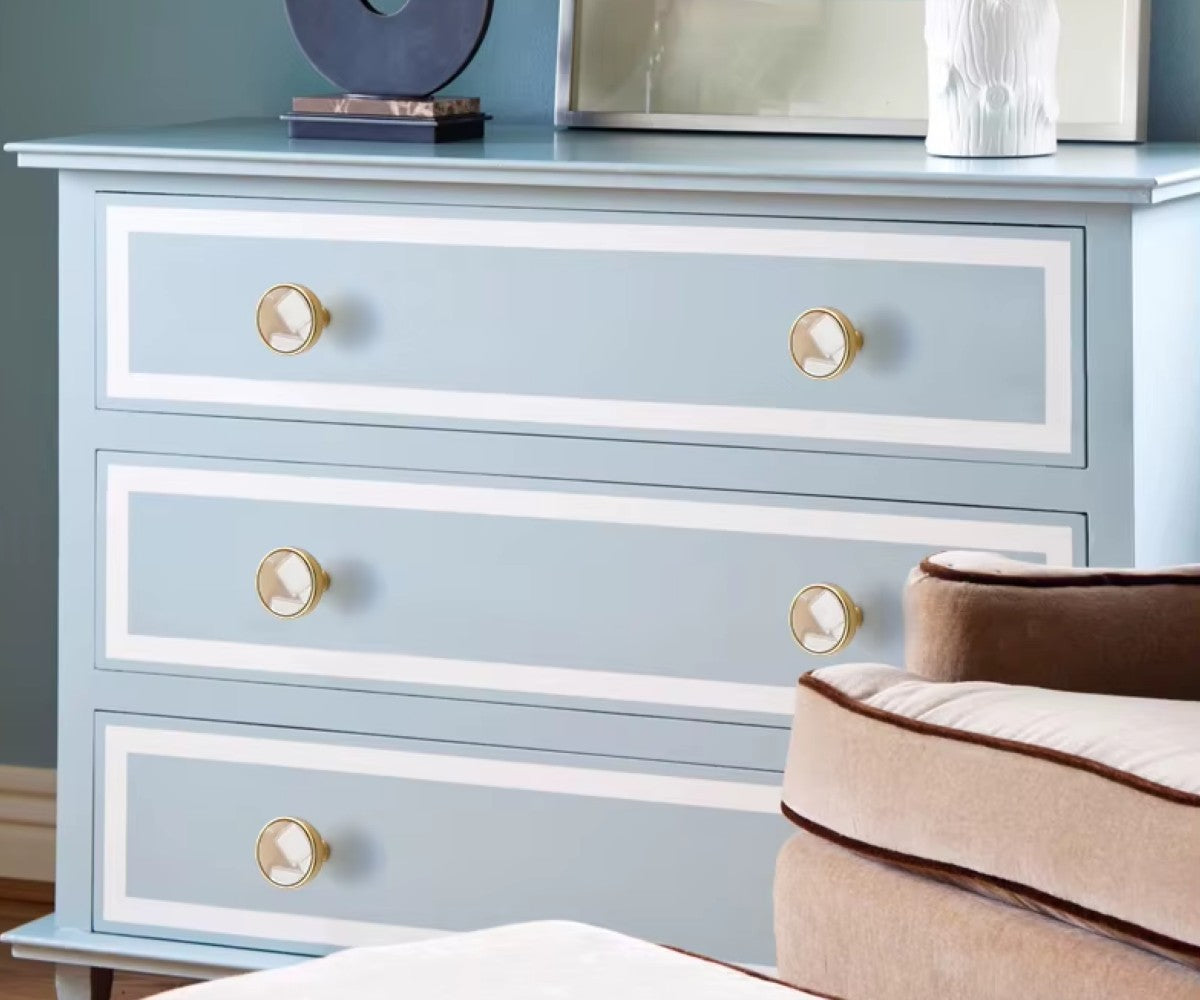 Möbelgriffe Luisa Gold farbig Beispiel mit blauem Schrank